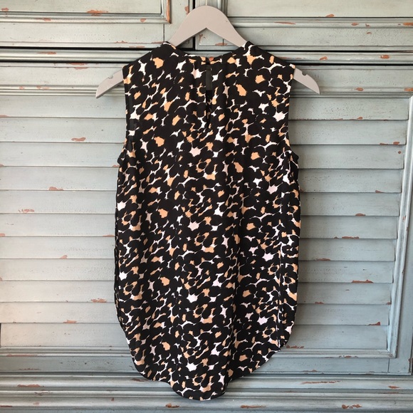 Vince Camuto Hi-low sleeveless leopard side slit - Picture 5 of 10